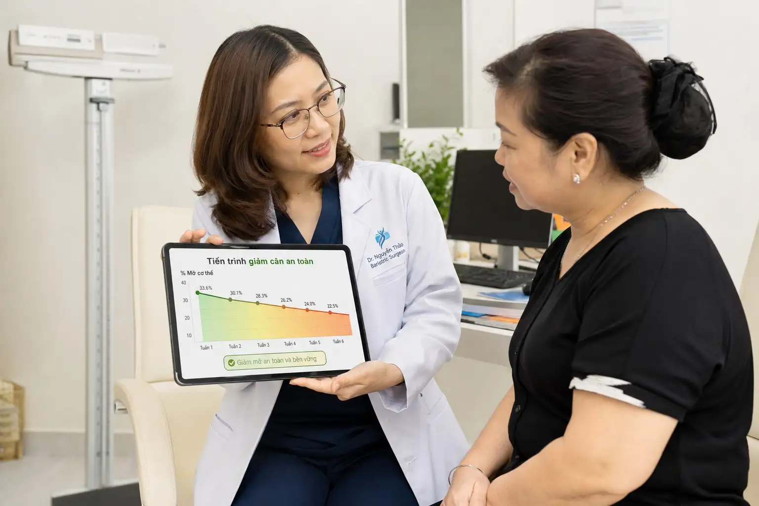 Bác sĩ dinh dưỡng đang tư vấn và theo dõi biểu đồ tiến triển giảm cân cho bệnh nhân.