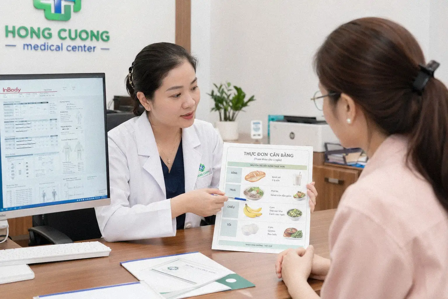 Bác sĩ dinh dưỡng tại phòng khám Hồng Cường tư vấn lộ trình giảm cân khoa học